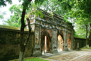 Entrance through the wall 