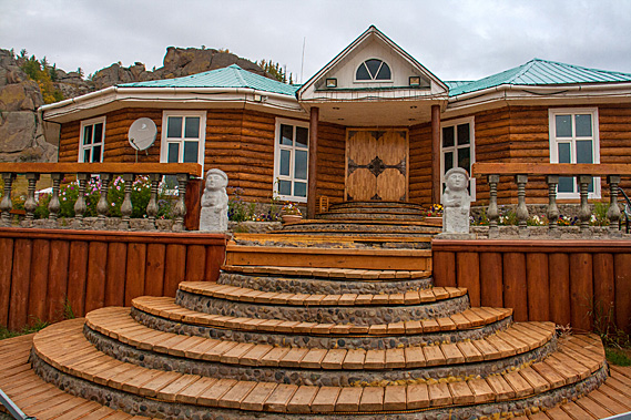Entrance to the log hall