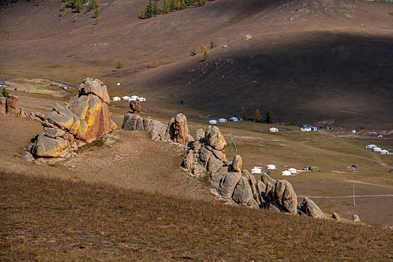 Outcrops watching over gers
